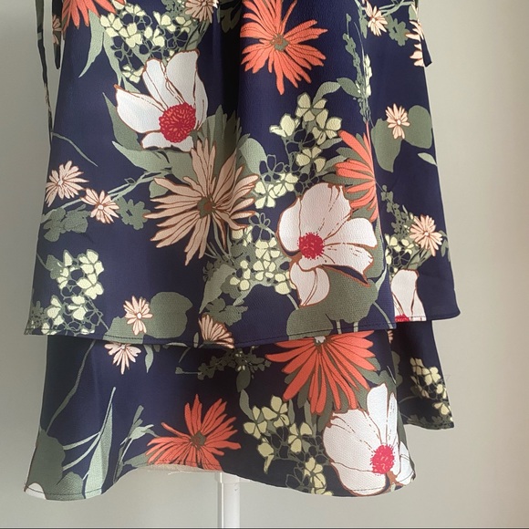 🎉 HP 🎉 NWT BR Navy Floral Print Tie Shoulder Tiered Top, Size Small - Picture 11 of 16